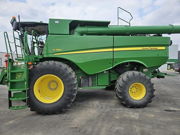 Image of John Deere S790 equipment image 1