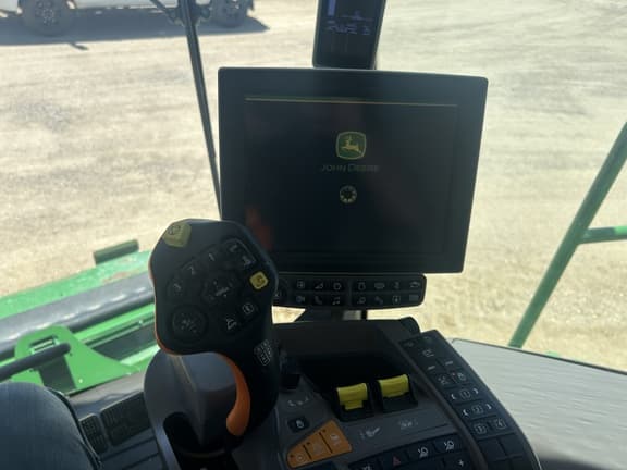 Image of John Deere S790 equipment image 2