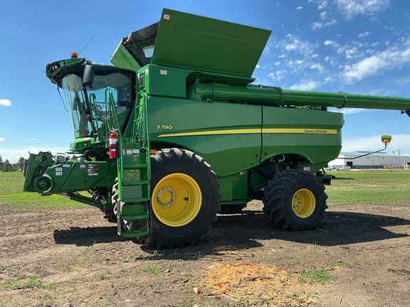 Image of John Deere S790 equipment image 1