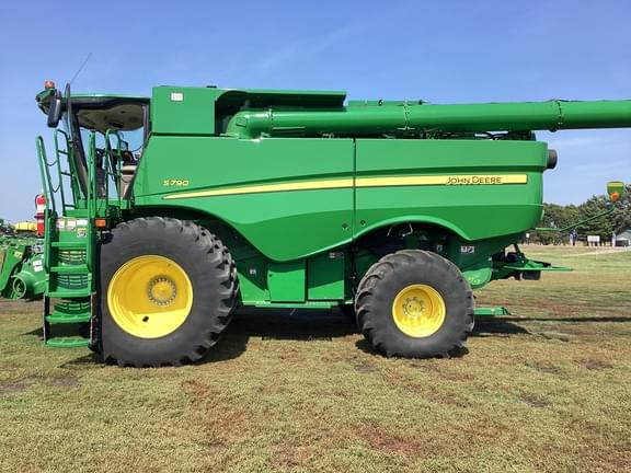 Image of John Deere S790 equipment image 1