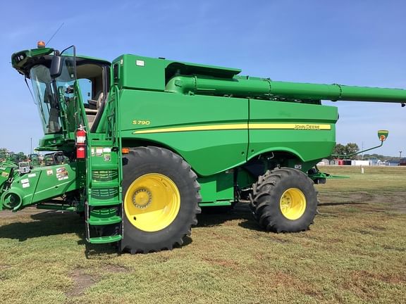 2020 John Deere S790 Equipment Image0