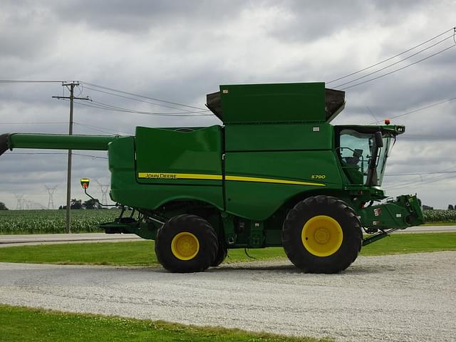 Image of John Deere S790 equipment image 1