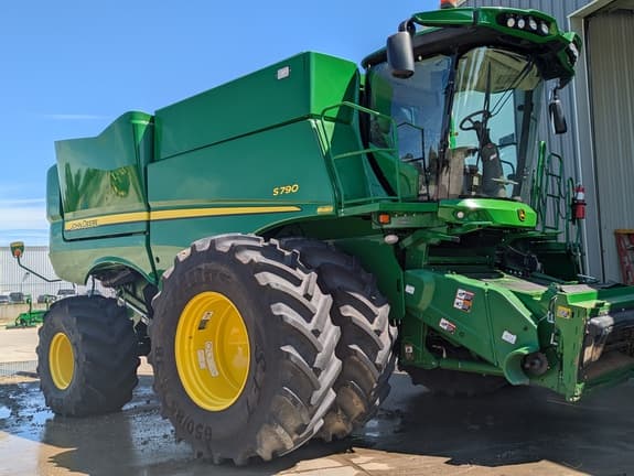 Image of John Deere S790 equipment image 1