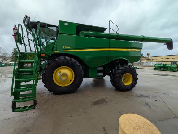 Image of John Deere S790 equipment image 1