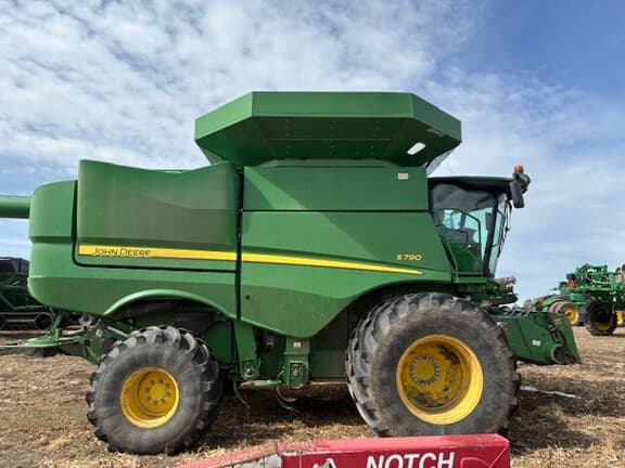 Image of John Deere S790 equipment image 1