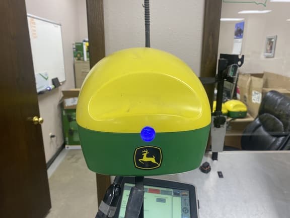 Image of John Deere StarFire 6000 equipment image 2