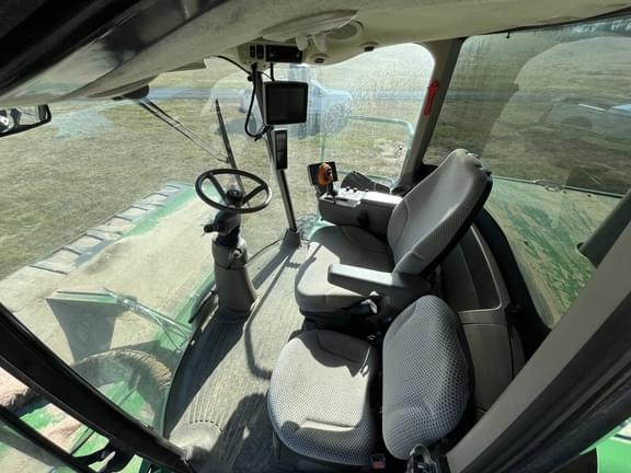 Image of John Deere W235 equipment image 4