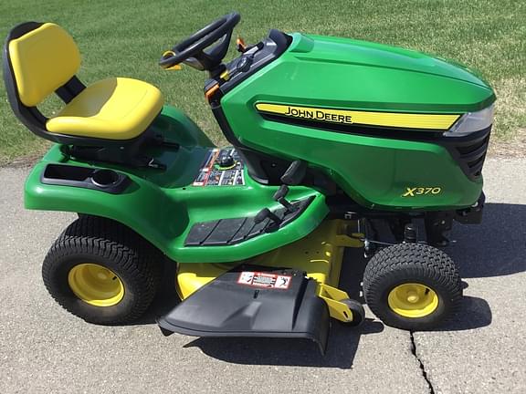 Image of John Deere X370 equipment image 1