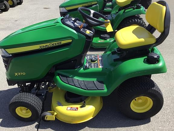 Image of John Deere X370 equipment image 3