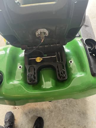 Image of John Deere X370 equipment image 4