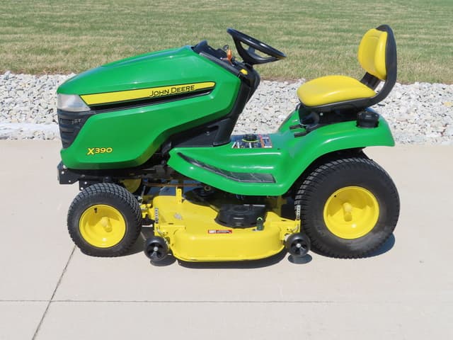 Image of John Deere X390 equipment image 1