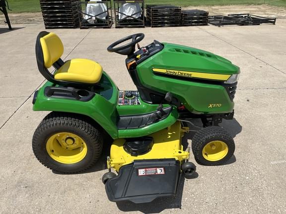 Image of John Deere X570 equipment image 3