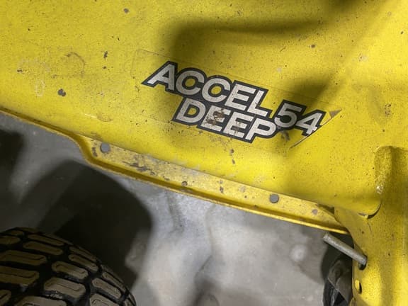 Image of John Deere X580 equipment image 2