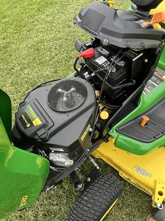 Image of John Deere X580 equipment image 4