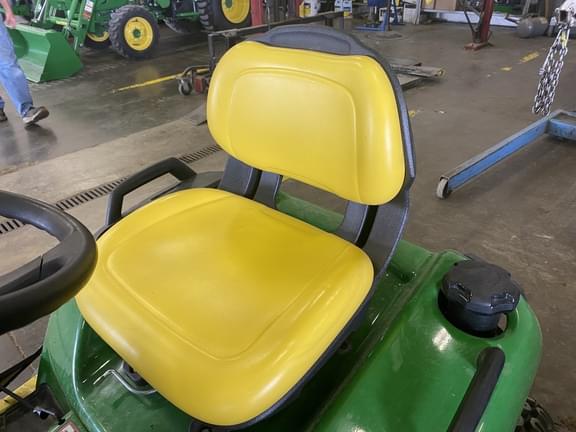 Image of John Deere X580 equipment image 4