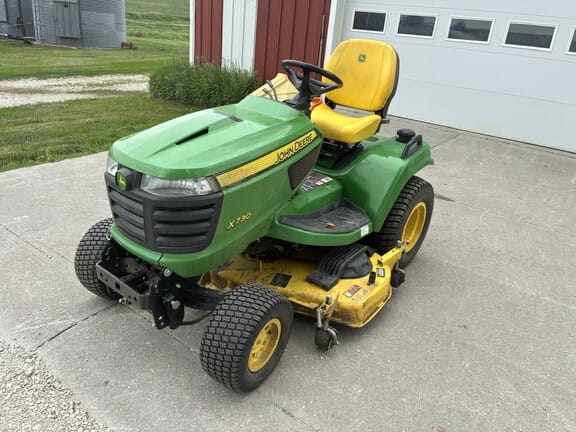 2020 John Deere X730 Equipment Image0