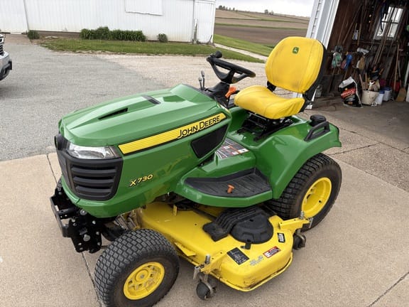 2020 John Deere X730 Equipment Image0