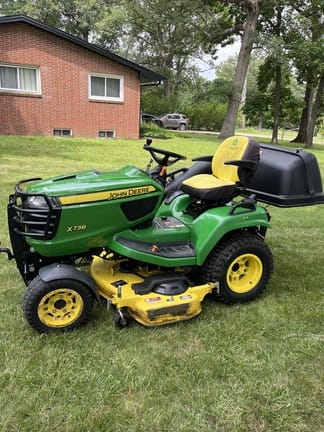 2020 John Deere X738 Equipment Image0
