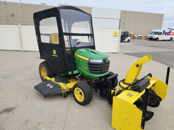 2020 John Deere X738 Equipment Image0