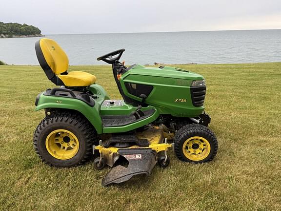 Image of John Deere X738 equipment image 3