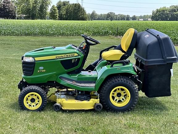 Image of John Deere X738 equipment image 3