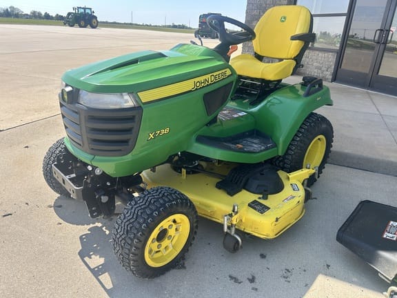2020 John Deere X738 Equipment Image0