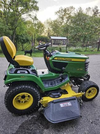 Image of John Deere X738 equipment image 3