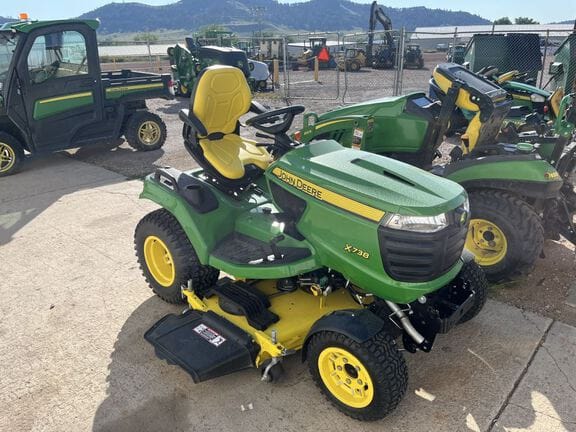 2020 John Deere X738 Equipment Image0