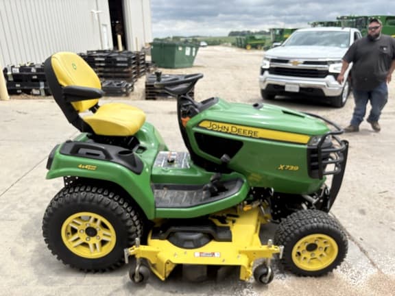 Image of John Deere X739 equipment image 4
