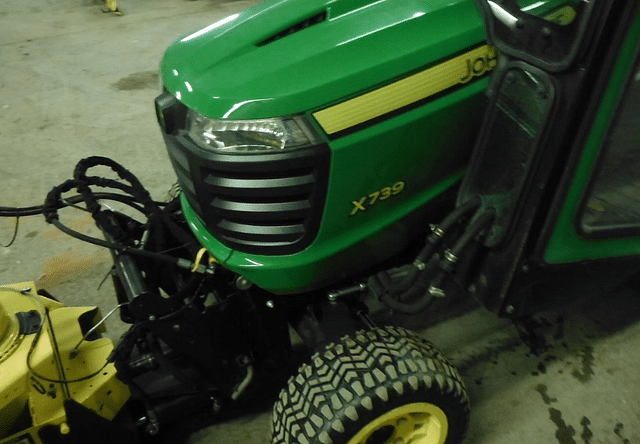 Image of John Deere X739 equipment image 2