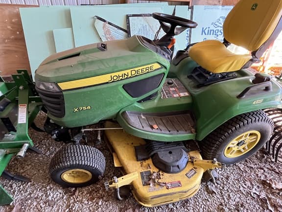 Image of John Deere X754 equipment image 1