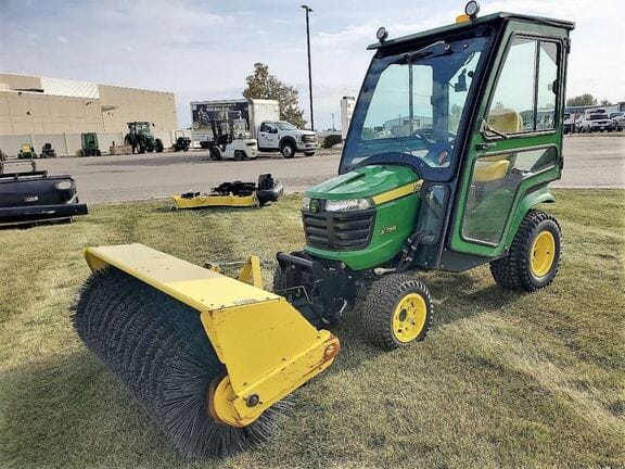 Main image John Deere X758