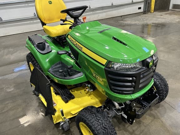 Image of John Deere X758 equipment image 3