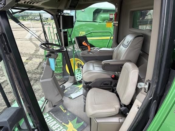 Image of John Deere X9 1000 equipment image 4