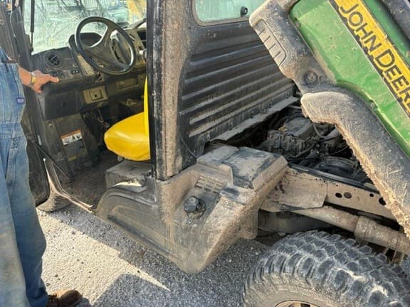 Image of John Deere XUV 835M equipment image 2