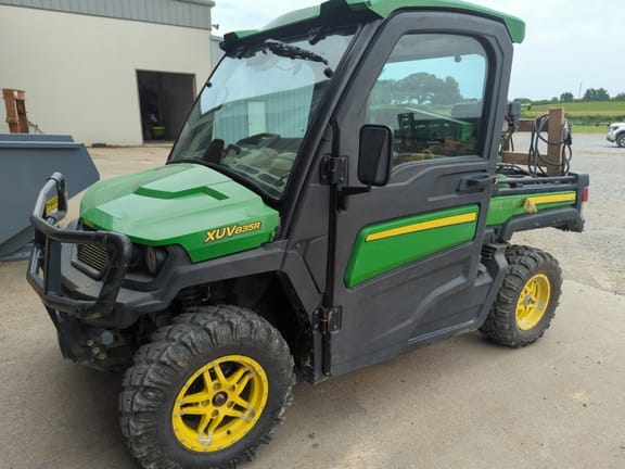 2020 John Deere XUV 835R Equipment Image0