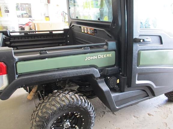 Image of John Deere XUV 835R equipment image 4