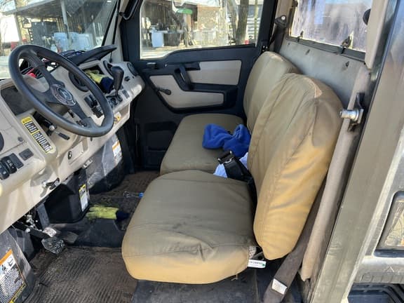 Image of John Deere XUV 835R equipment image 4