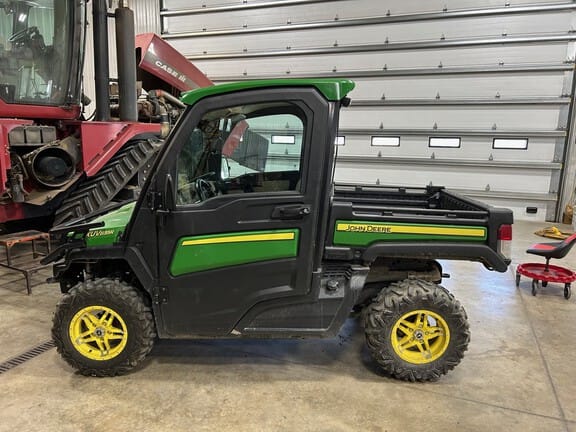 2020 John Deere XUV 835R Equipment Image0