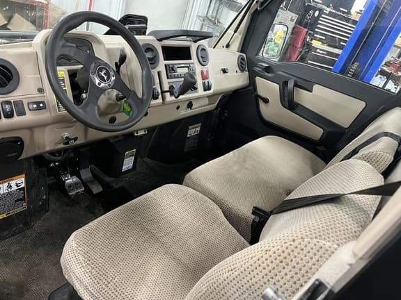 Image of John Deere XUV 835R equipment image 4