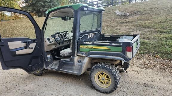 Image of John Deere XUV 835R equipment image 3