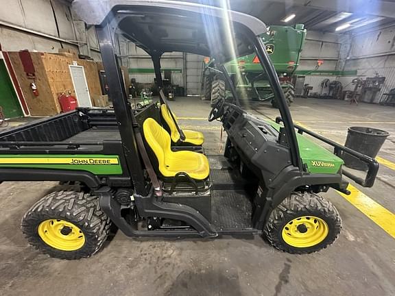 Image of John Deere XUV 835M equipment image 2