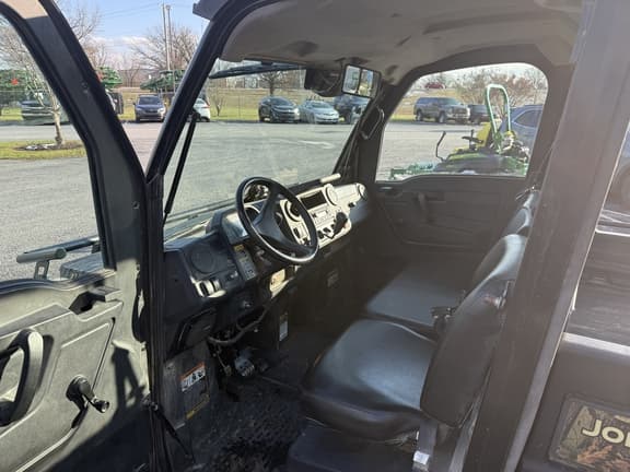 Image of John Deere XUV 835M equipment image 2