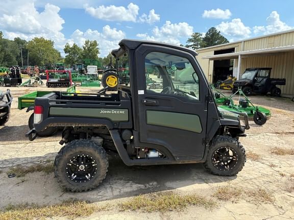 2020 John Deere XUV 835R Equipment Image0