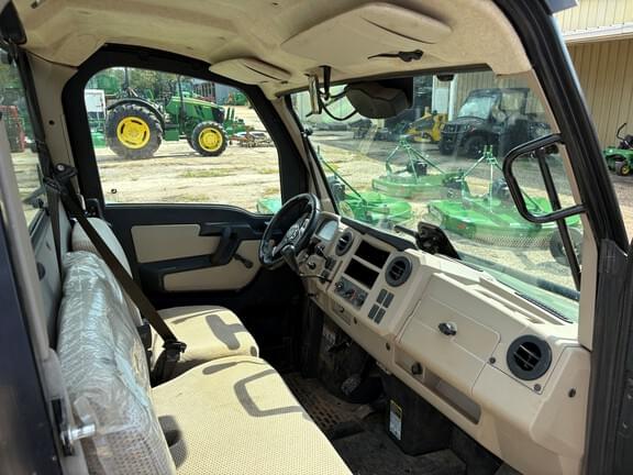 Image of John Deere XUV 835R equipment image 4