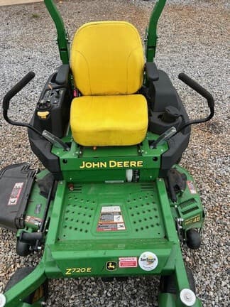 Image of John Deere Z720E equipment image 2