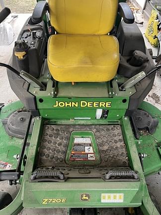 Image of John Deere Z720E Image 0