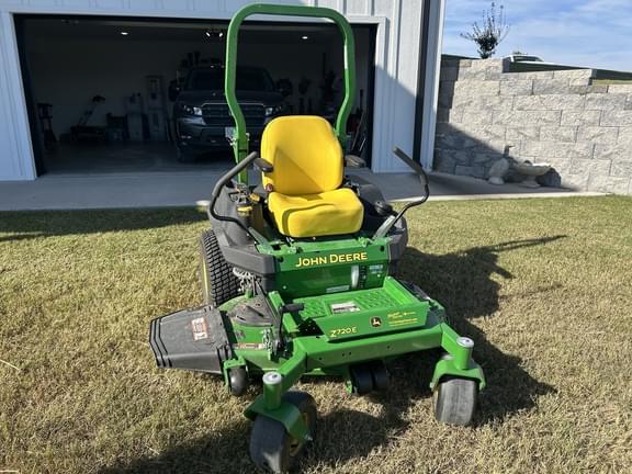 Image of John Deere Z720E equipment image 1