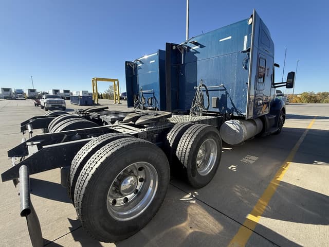 Image of Kenworth T680 equipment image 4