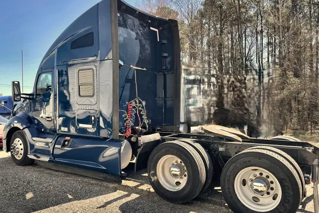 Image of Kenworth T680 equipment image 4